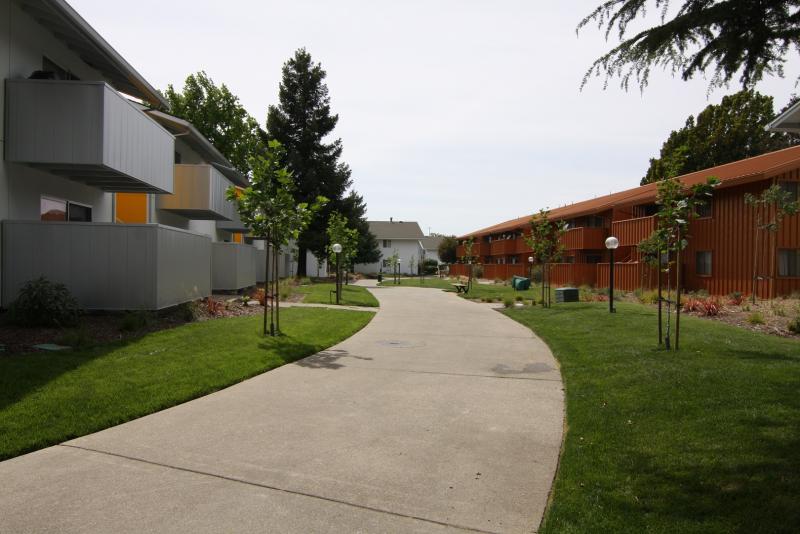 Lakeside Apartments - California | San Leandro